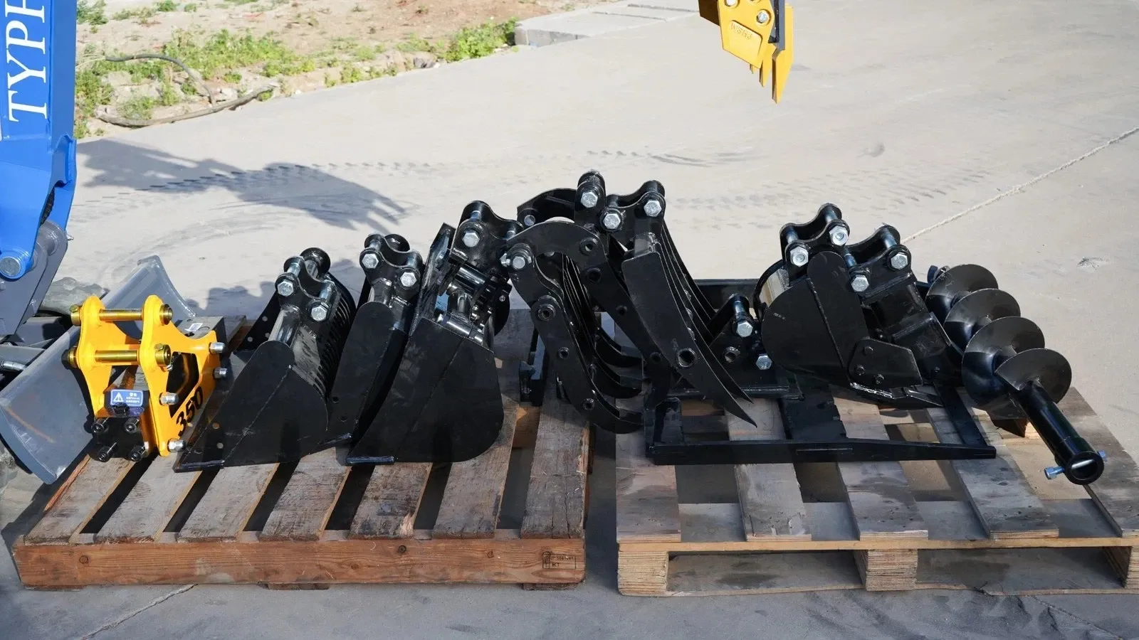 TERROR XI Mini Excavator Digger 13.5hp Gas B&S EPA Engine with 13 Attachments - Image 7