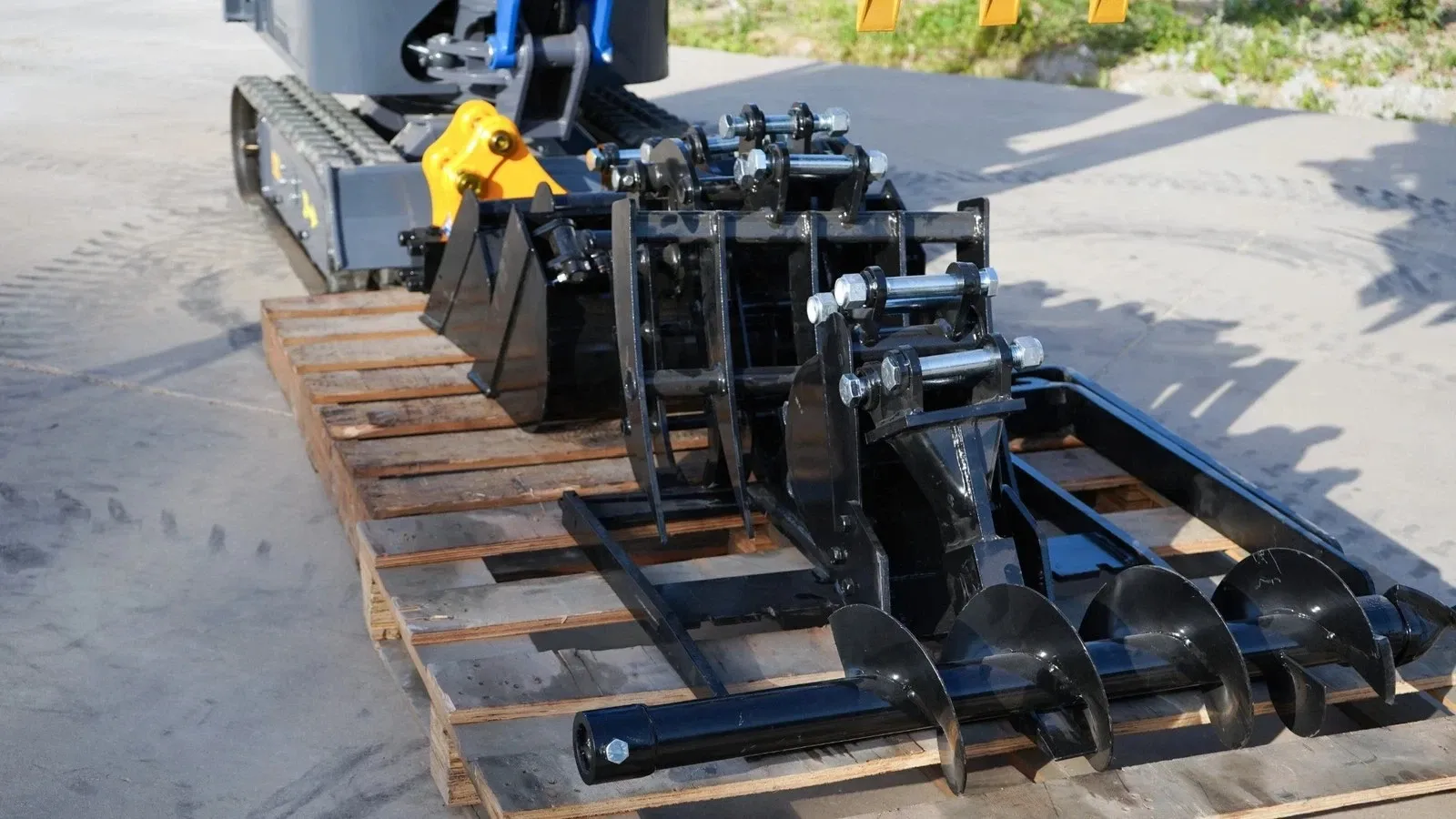 TERROR XI Mini Excavator Digger 13.5hp Gas B&S EPA Engine with 13 Attachments - Image 3