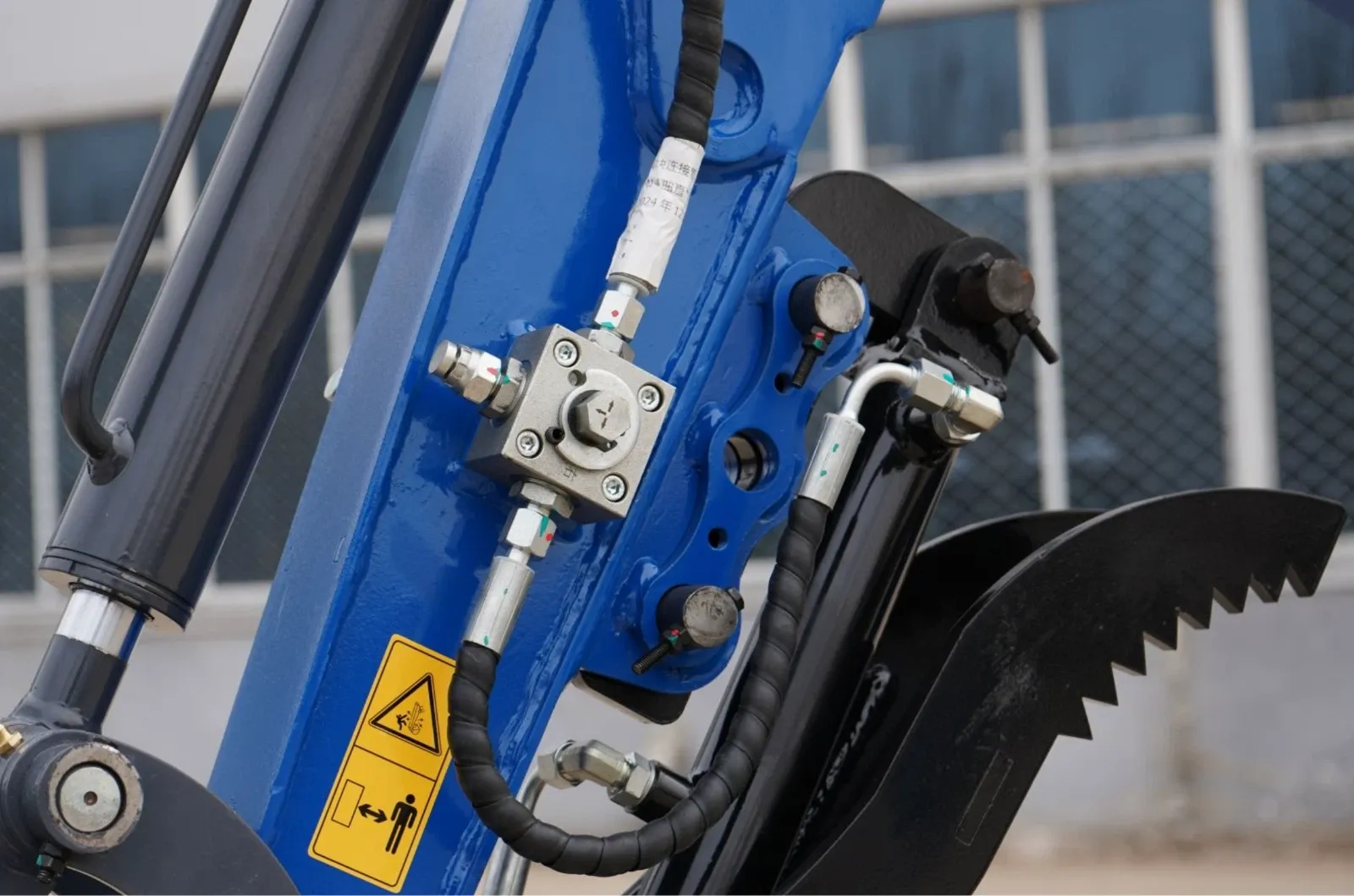 TERROR XI Mini Excavator Digger 13.5hp Gas B&S EPA Engine with 13 Attachments - Image 8